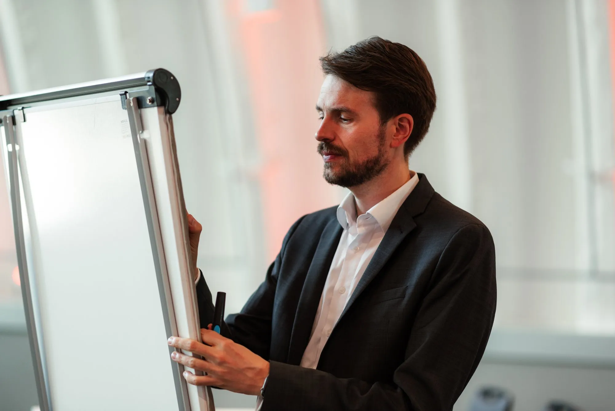 Prof. Dr. Jürgen Weimann im Workshop am Flipchart